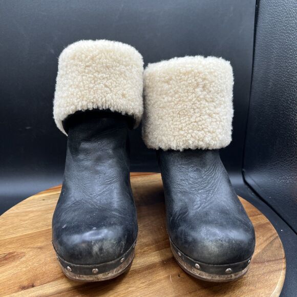 UGG Women’s Size 7 Lynnea Leather Ankle Boot Studded Wood Heels Roll Down 3207 - Picture 2 of 9